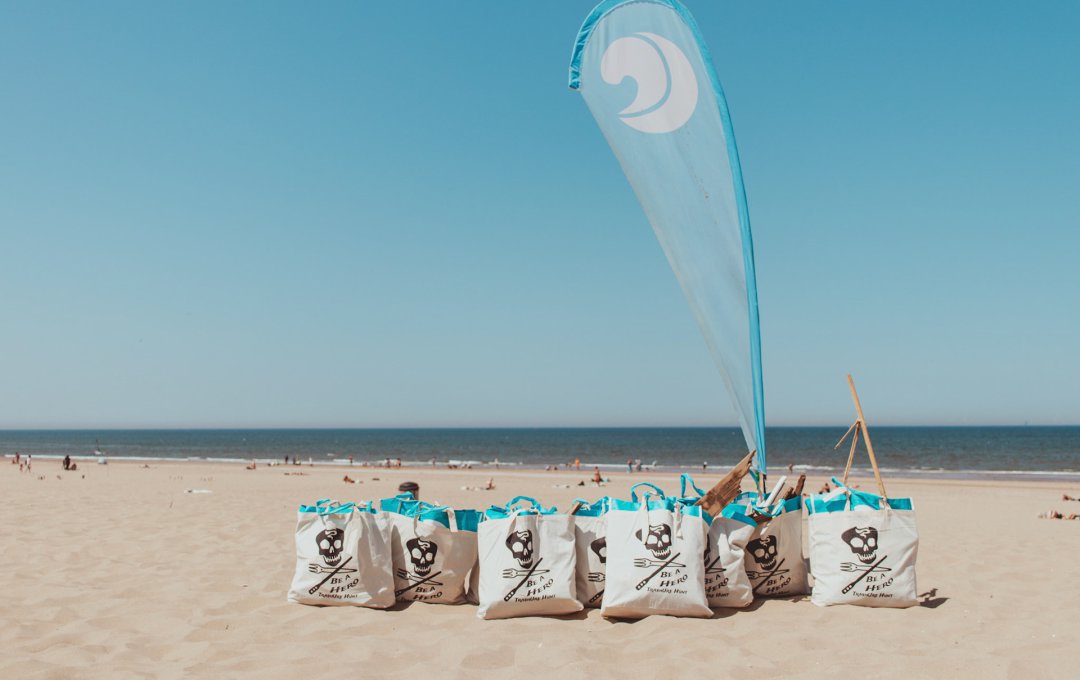 Afval rapen op strand