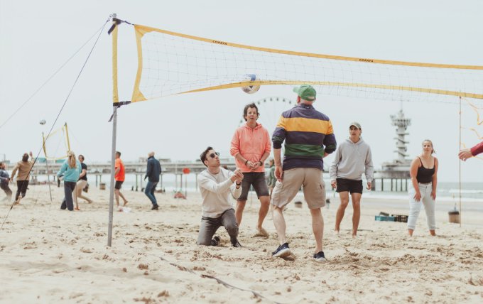 beachvolleybal met collega's