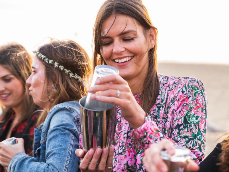 Vrijgezellenfeest Cocktail Shaken op het strand