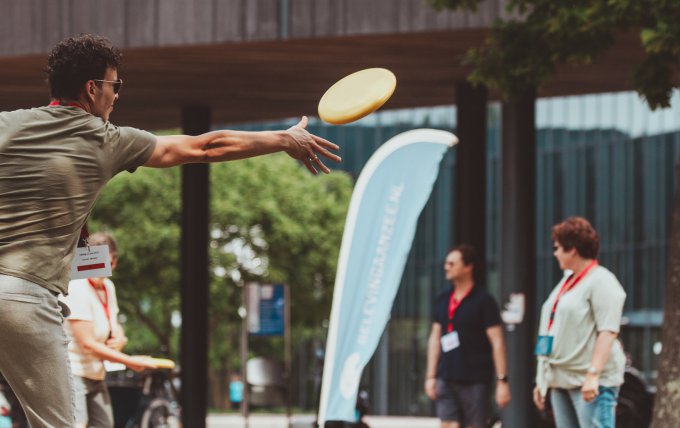 disc golf spelen op het strand