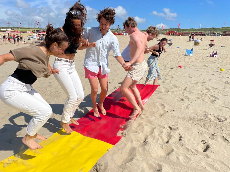 bedrijfsuitje expeditie robinZon scheveningen spel wandelende a