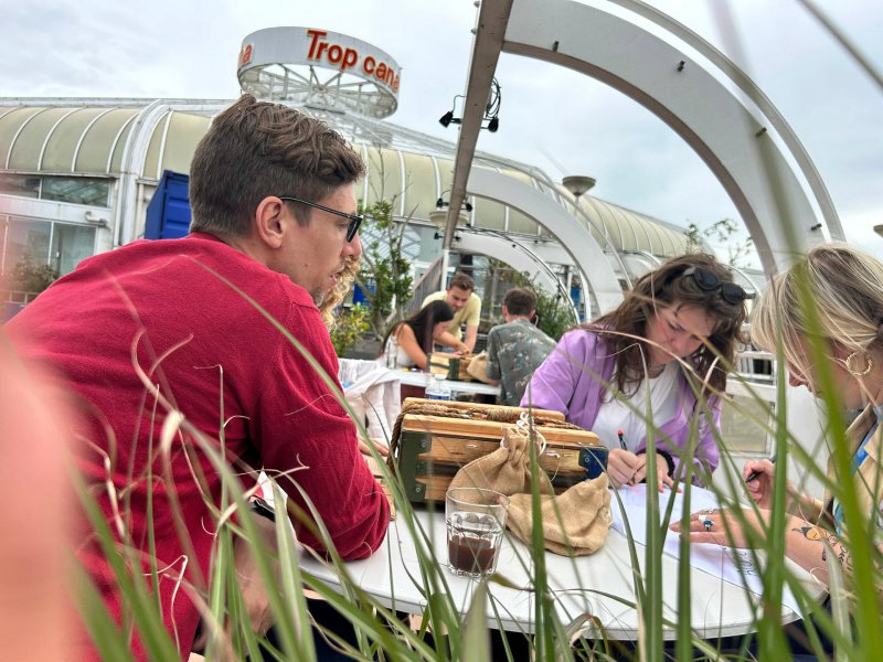 expeditie robinson bedrijfsuitje aan tafel