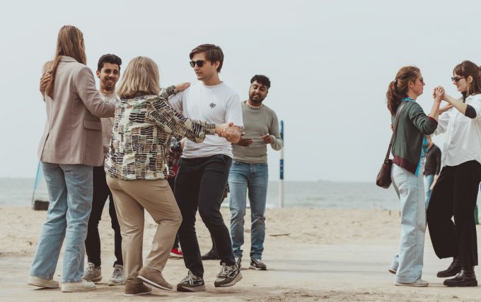 Groepsworkshop salsa dansen aan zee bij Beleving aan Zee in Den Haag