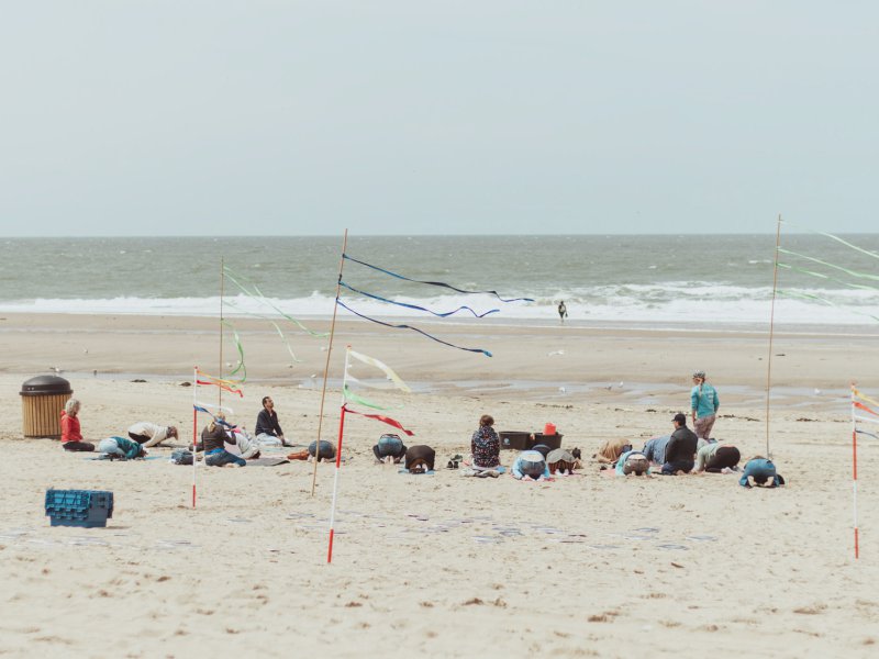 ontspannen activiteit yoga teamuitje scheveningen strand