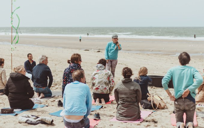 Yoga Scheveningen op het strand - Bedrijfsyoga Scheveningen