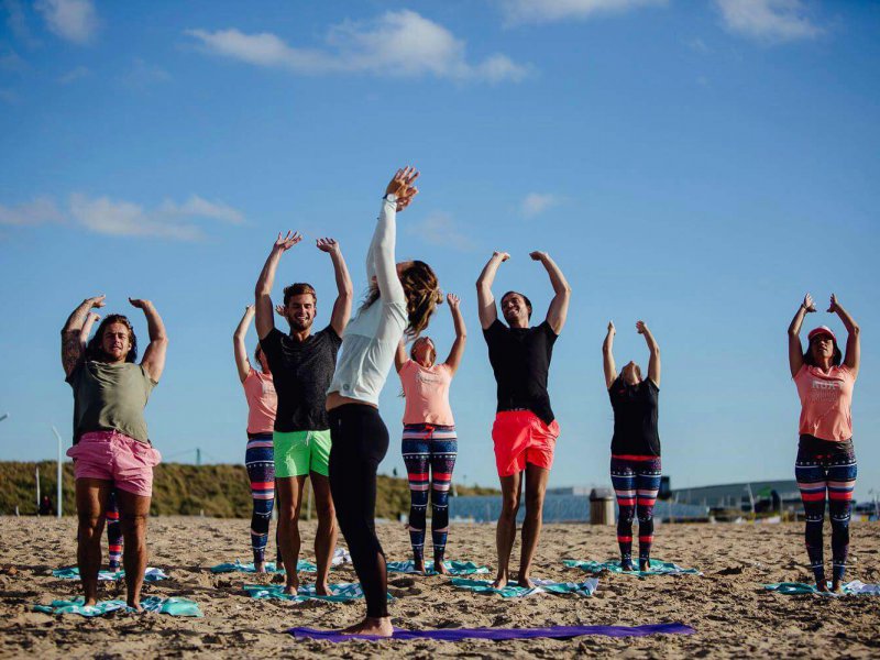 Vrijgezellenfeest Yoga Scheveningen Strand