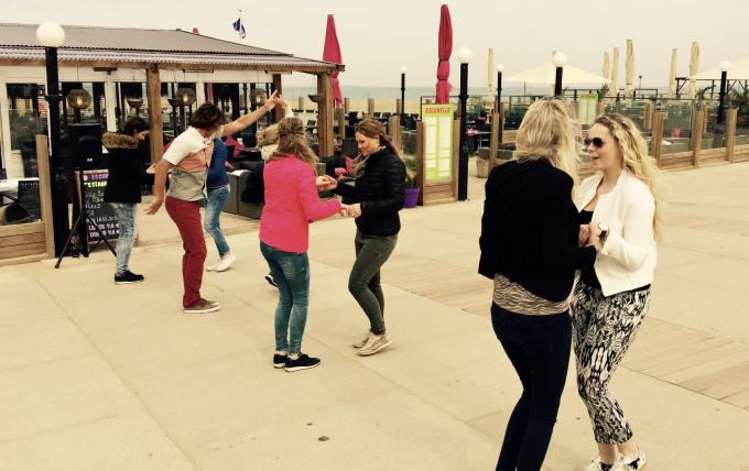 Salsa les Den Haag op het strand van Scheveningen met dansinstructeur