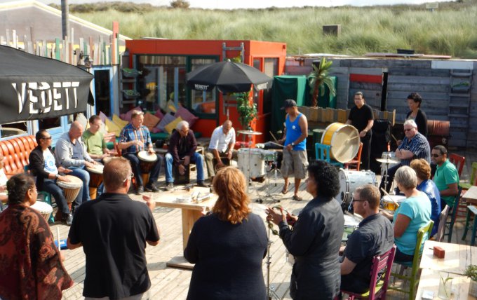 Trommelen op het strand