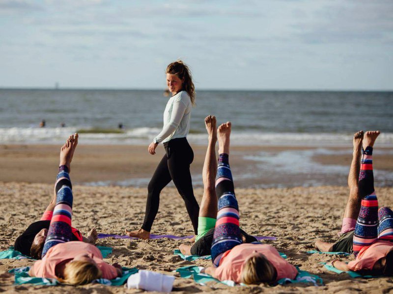 yoga op het strand van scheveningen