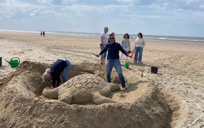 teamuitje zandsculpturen