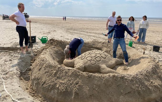 Zandsculpturen op het strand